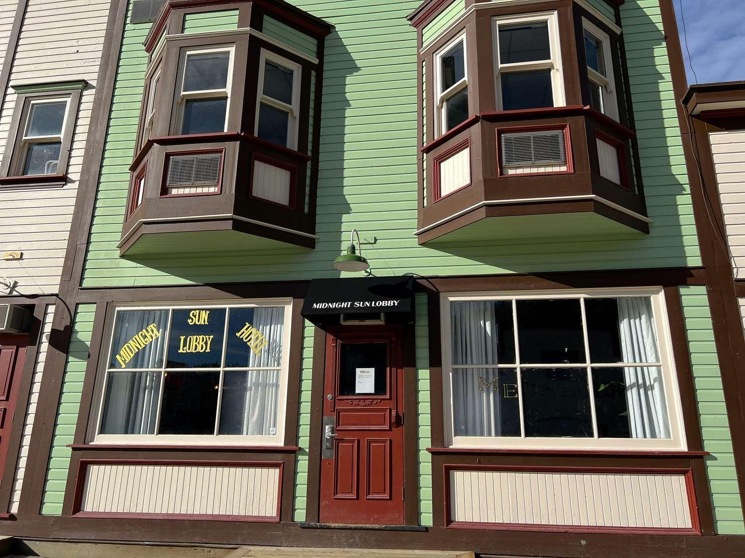 Midnight Sun, A Coast Hotel Dawson City Exterior foto