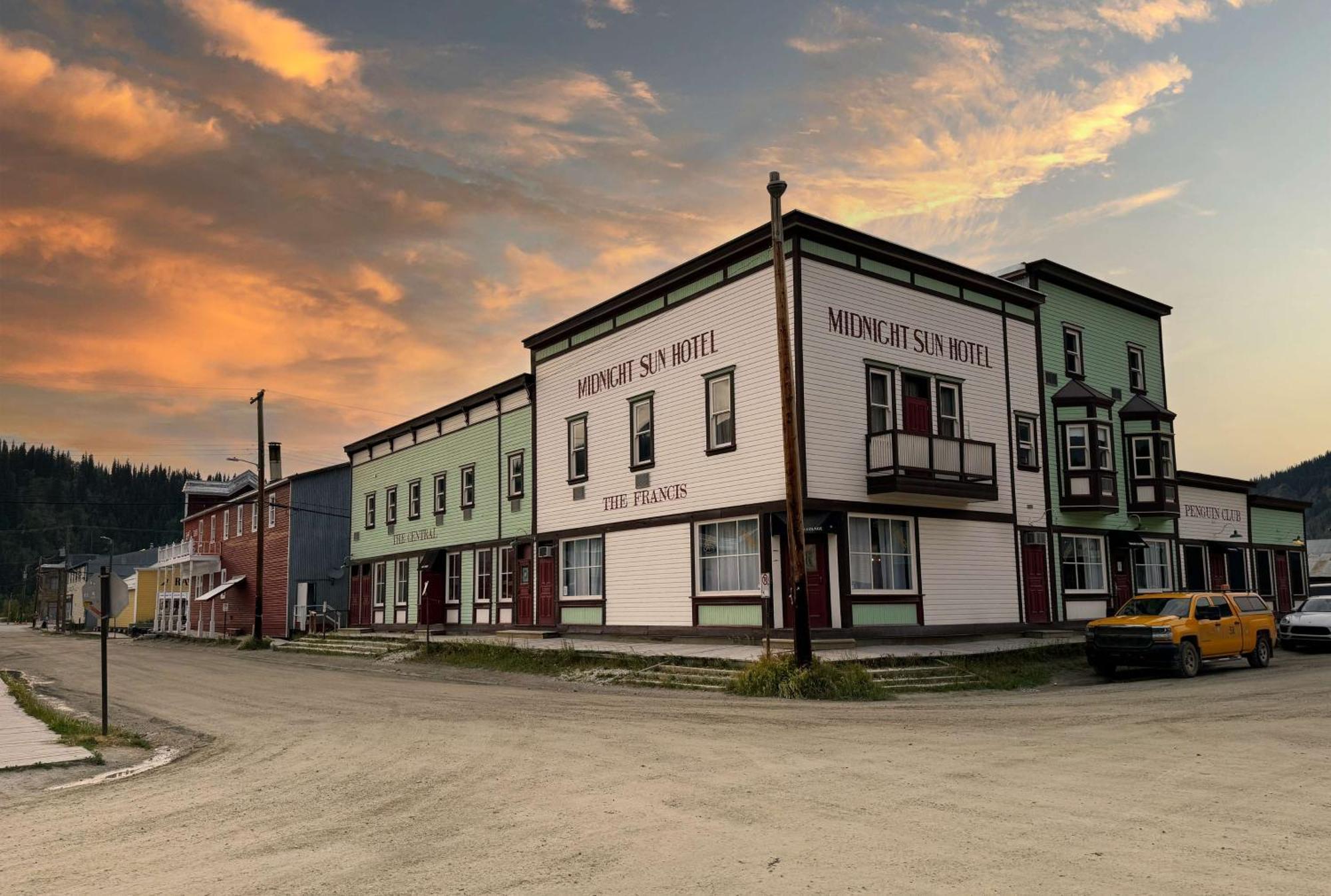 Midnight Sun, A Coast Hotel Dawson City Exterior foto