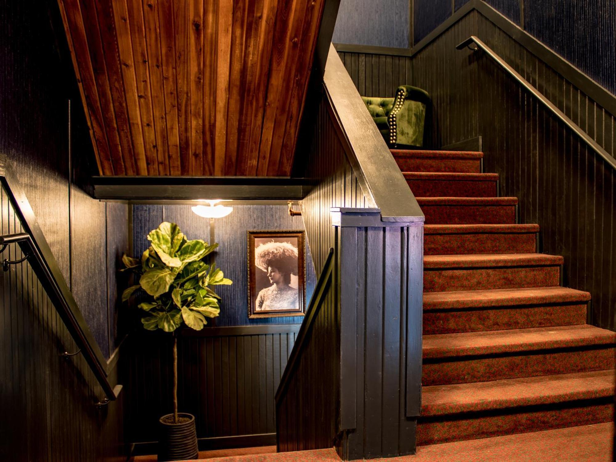 Midnight Sun, A Coast Hotel Dawson City Exterior foto