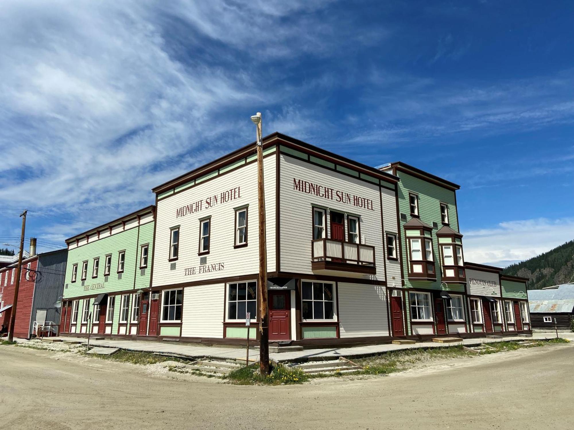 Midnight Sun, A Coast Hotel Dawson City Exterior foto