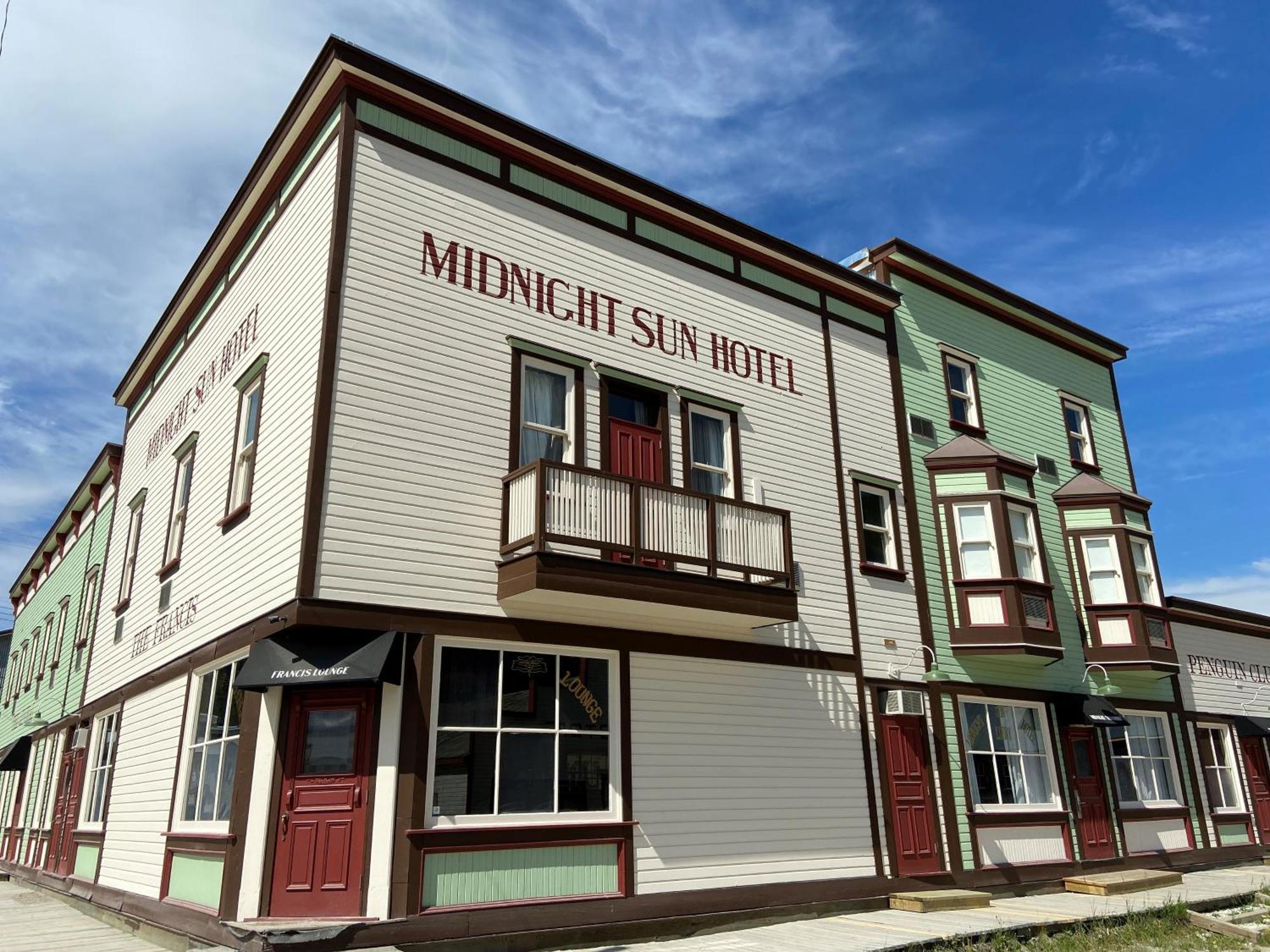Midnight Sun, A Coast Hotel Dawson City Exterior foto