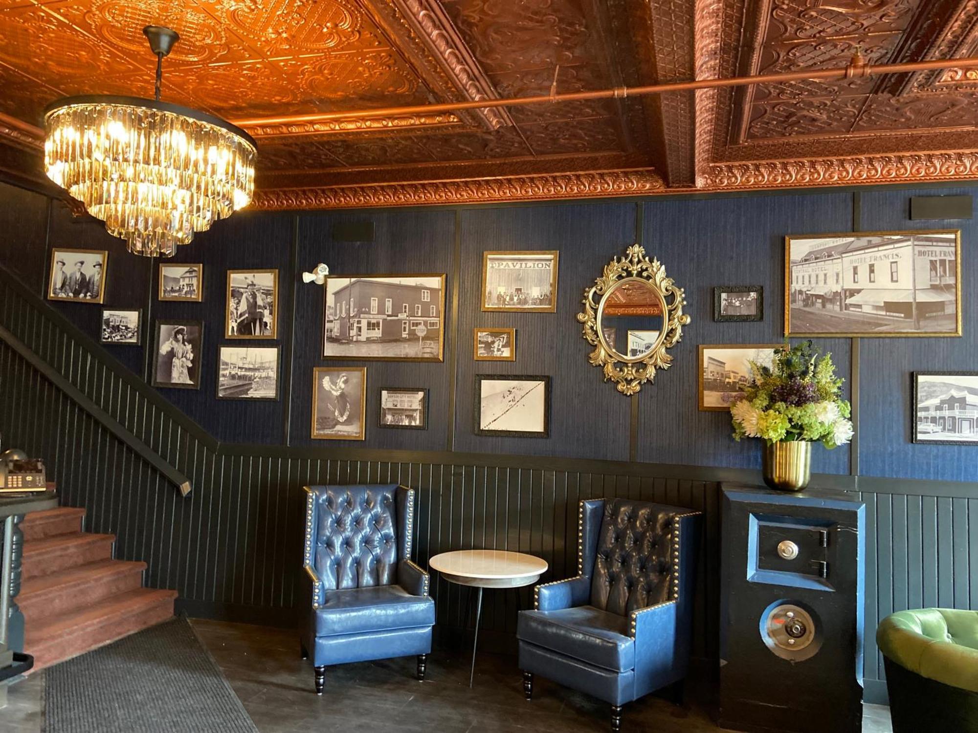 Midnight Sun, A Coast Hotel Dawson City Exterior foto
